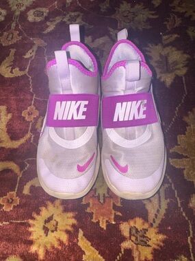 Girls size 1.5 Nike Kids Sneakers.Used but just need a super quick clean & 8/10.